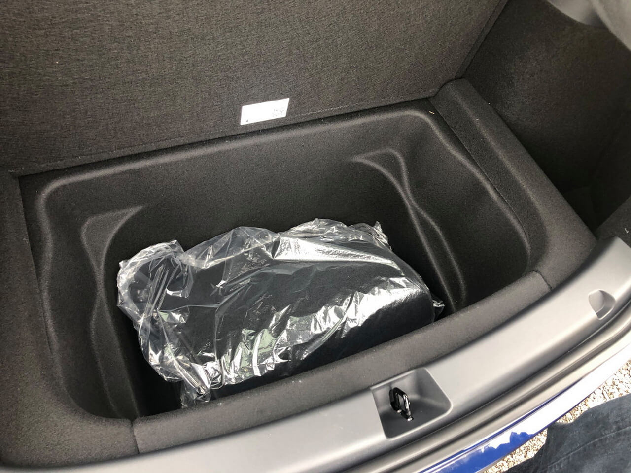 Отсек под основным багажником в Tesla Model Y