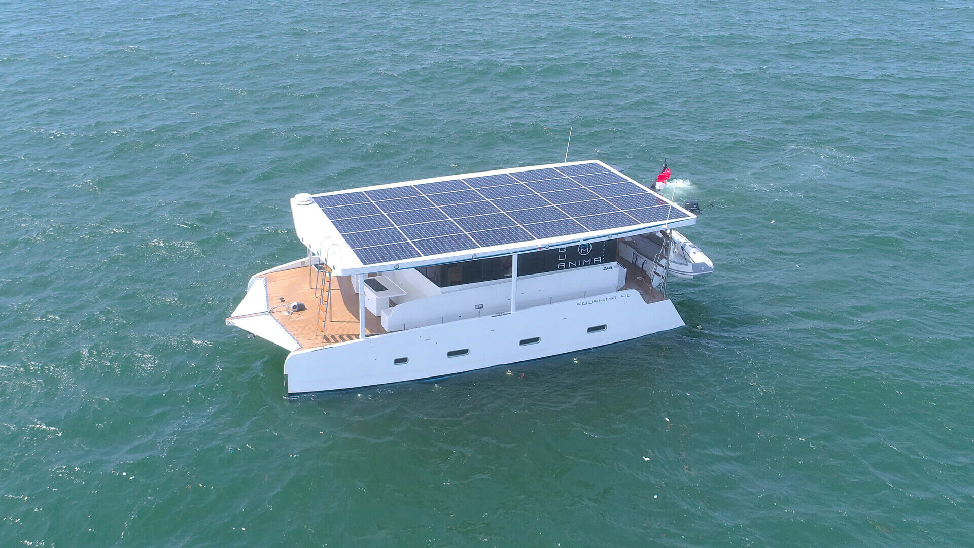 Спущена на воду первая серийная электрическая яхта на солнечной энергии