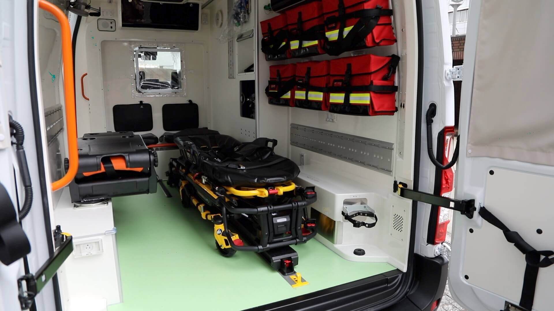 Количество членов экипажа и пассажиров Nissan EV Ambulance составляет 7 человек