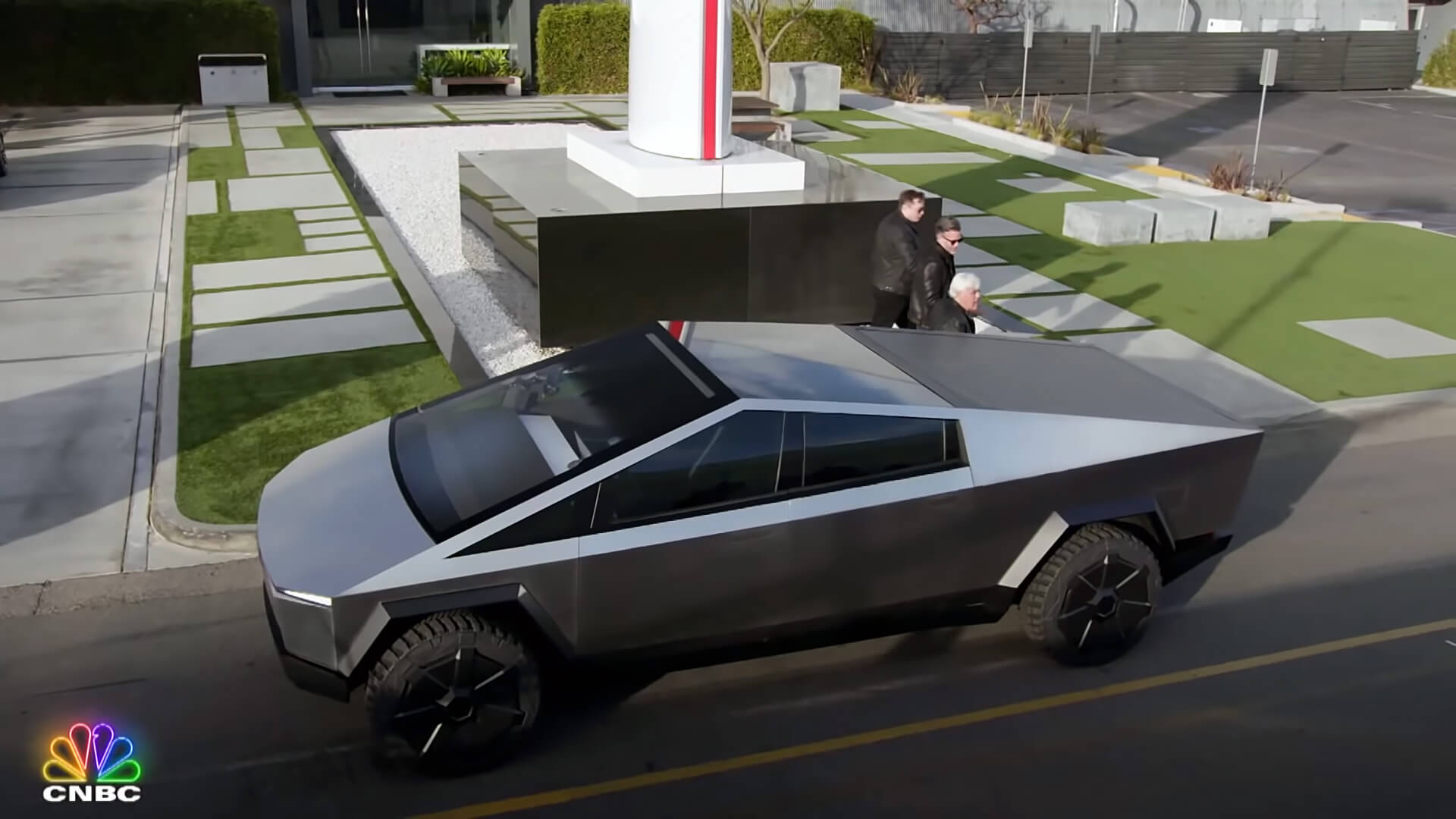 Tesla Cybertruck дебютировал в телешоу Jay Leno's Garage вместе с создателем