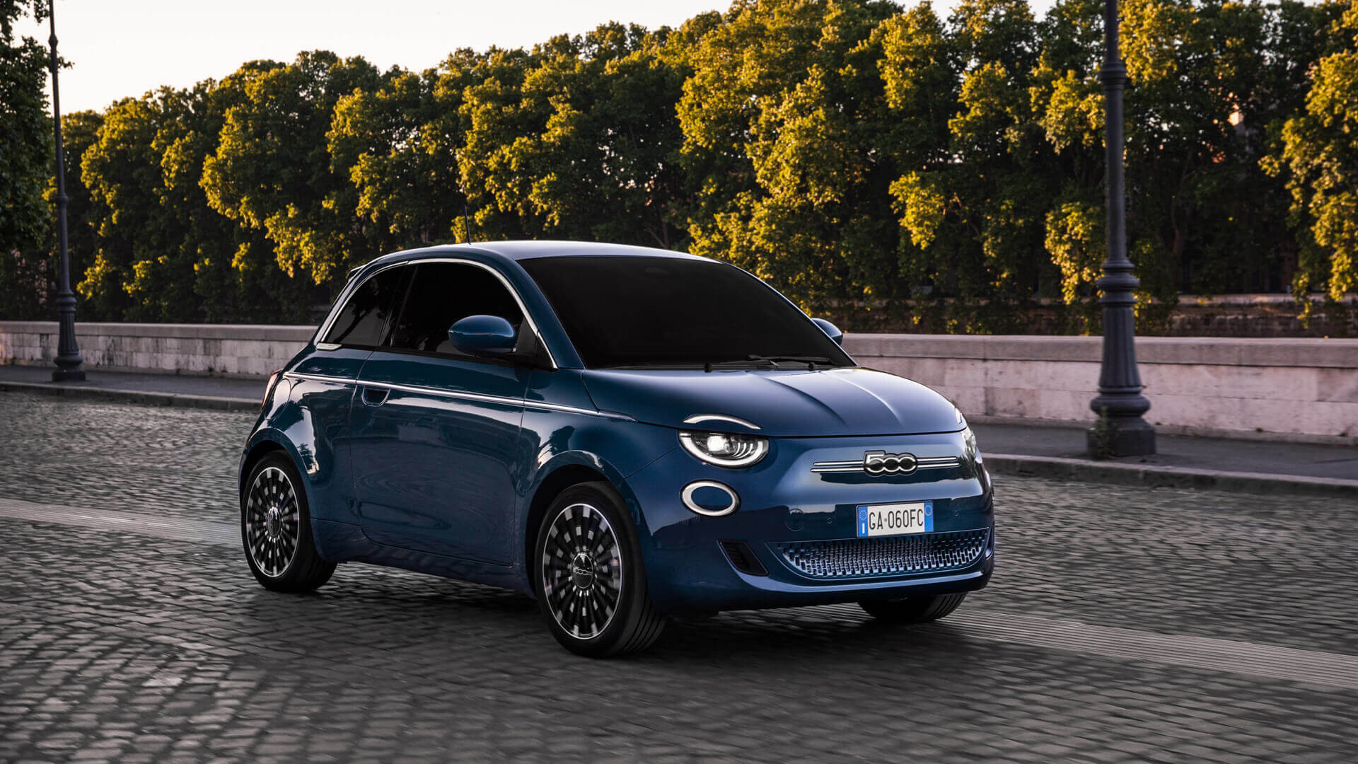 Fiat полностью раскрыл электрический 500 в топовой комплектации «La Prima»