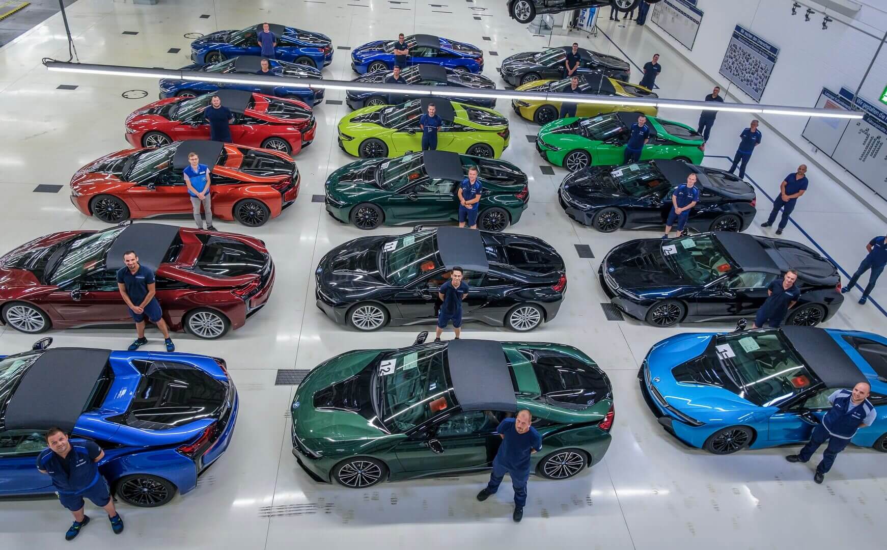 BMW завершила выпуск i8 восемнадцатью разноцветными гибридными спорткарами