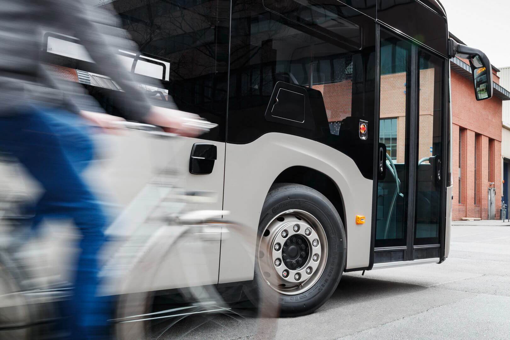 Daimler считает сочлененный автобус идеальным для использования в густонаселенных городах и мегаполисах с большим количеством пассажиров