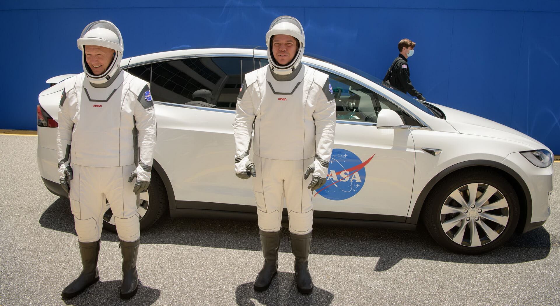 Tesla Model X выполнила транзитную доставку астронавтов на МКС