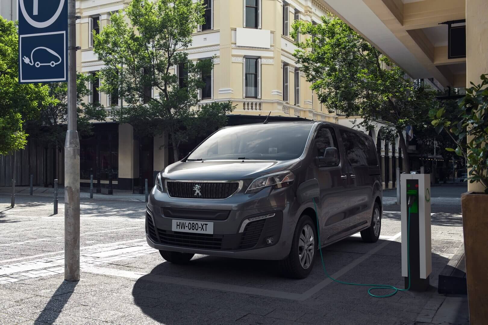 Peugeot раскрывает электрический девятиместный минивэн e-Traveller