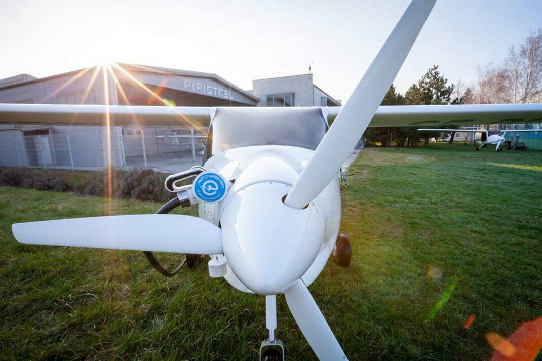Полностью электрический самолет Pipistrel Velis Electro на зарядке