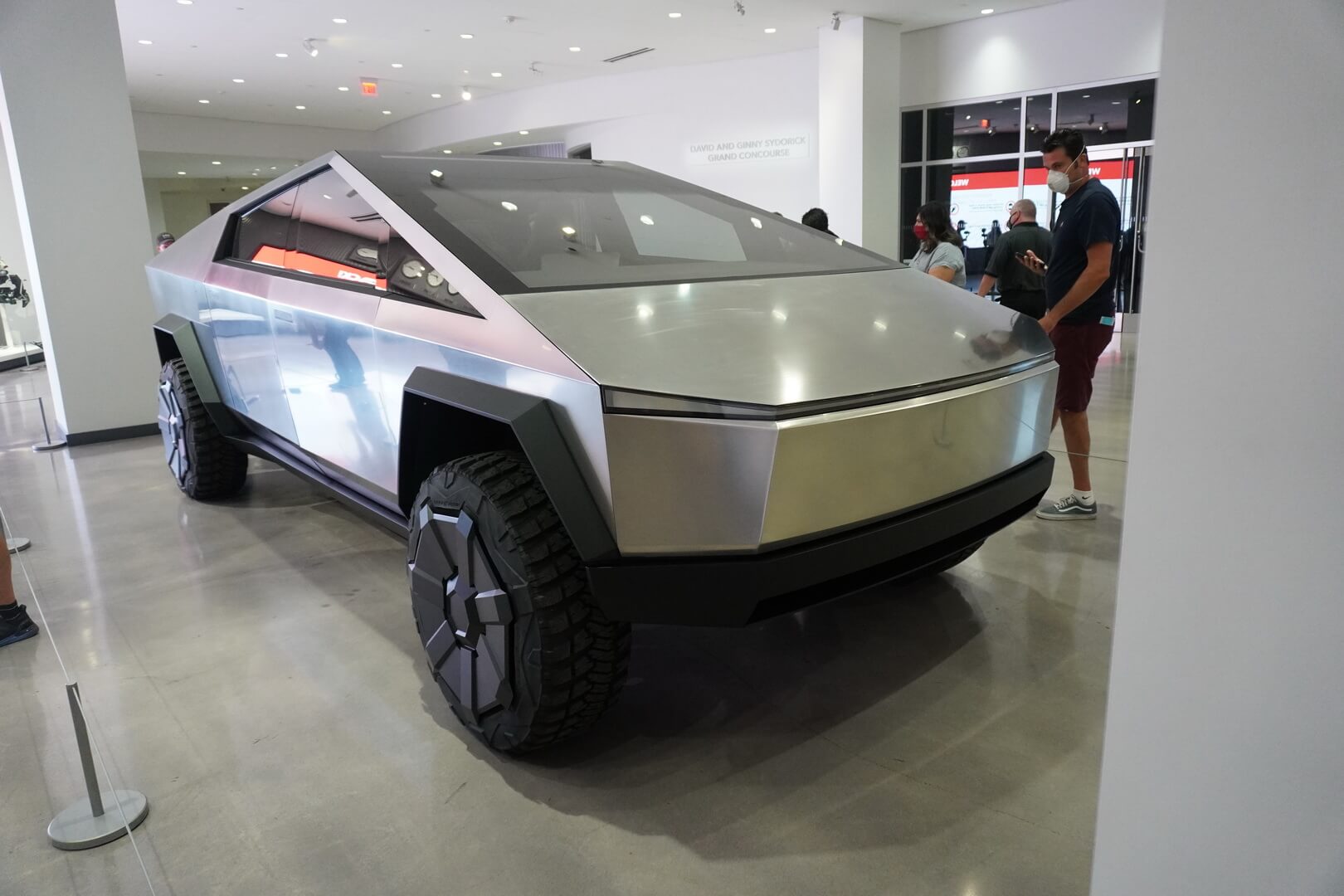 Tesla Cybertruck стал экспонатом Автомобильного музея Петерсена в Лос-Анджелесе