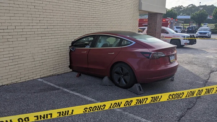 Tesla Model 3 пробила кирпичную стену без ущерба пассажирам