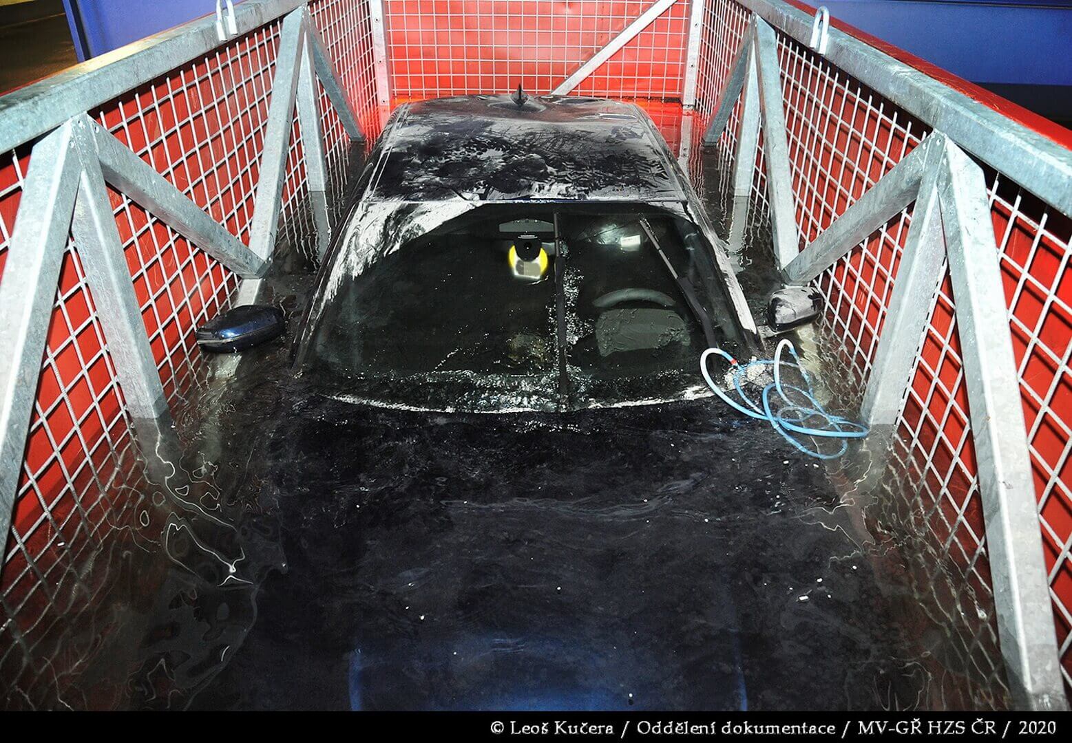 Загоревшийся в Праге BMW 330e потушили в бассейне с водой
