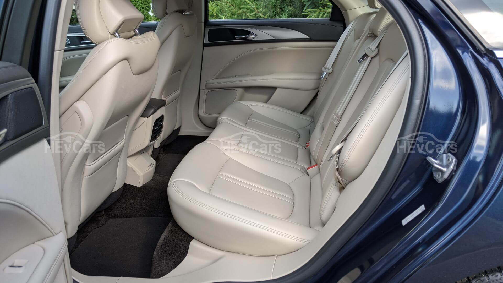 Задний ряд сидений Lincoln MKZ Hybrid