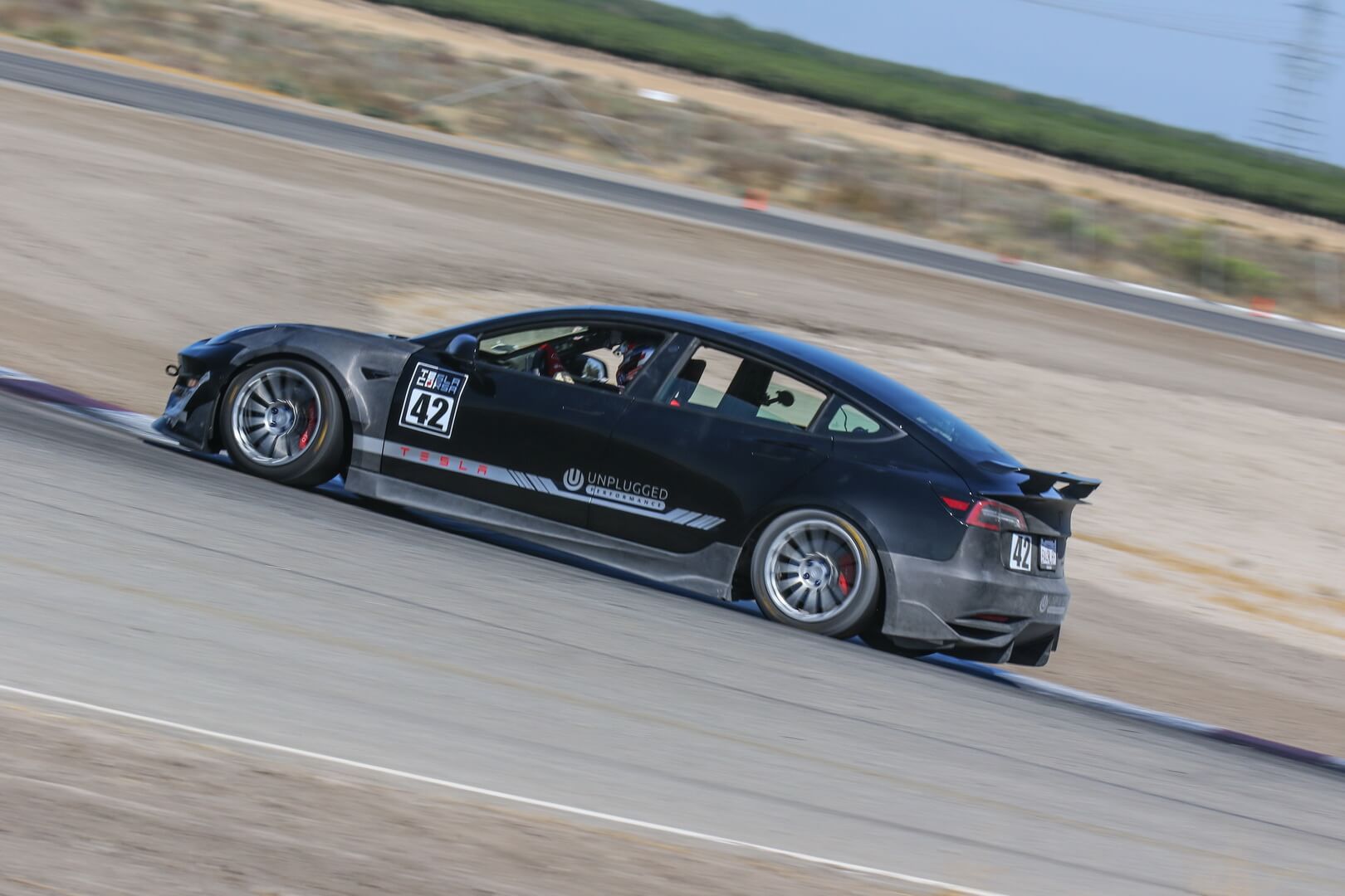 Tesla Model 3 Unplugged Performance побила рекорд Porsche 911 GT3 RS на гоночной трассе Buttonwillow 