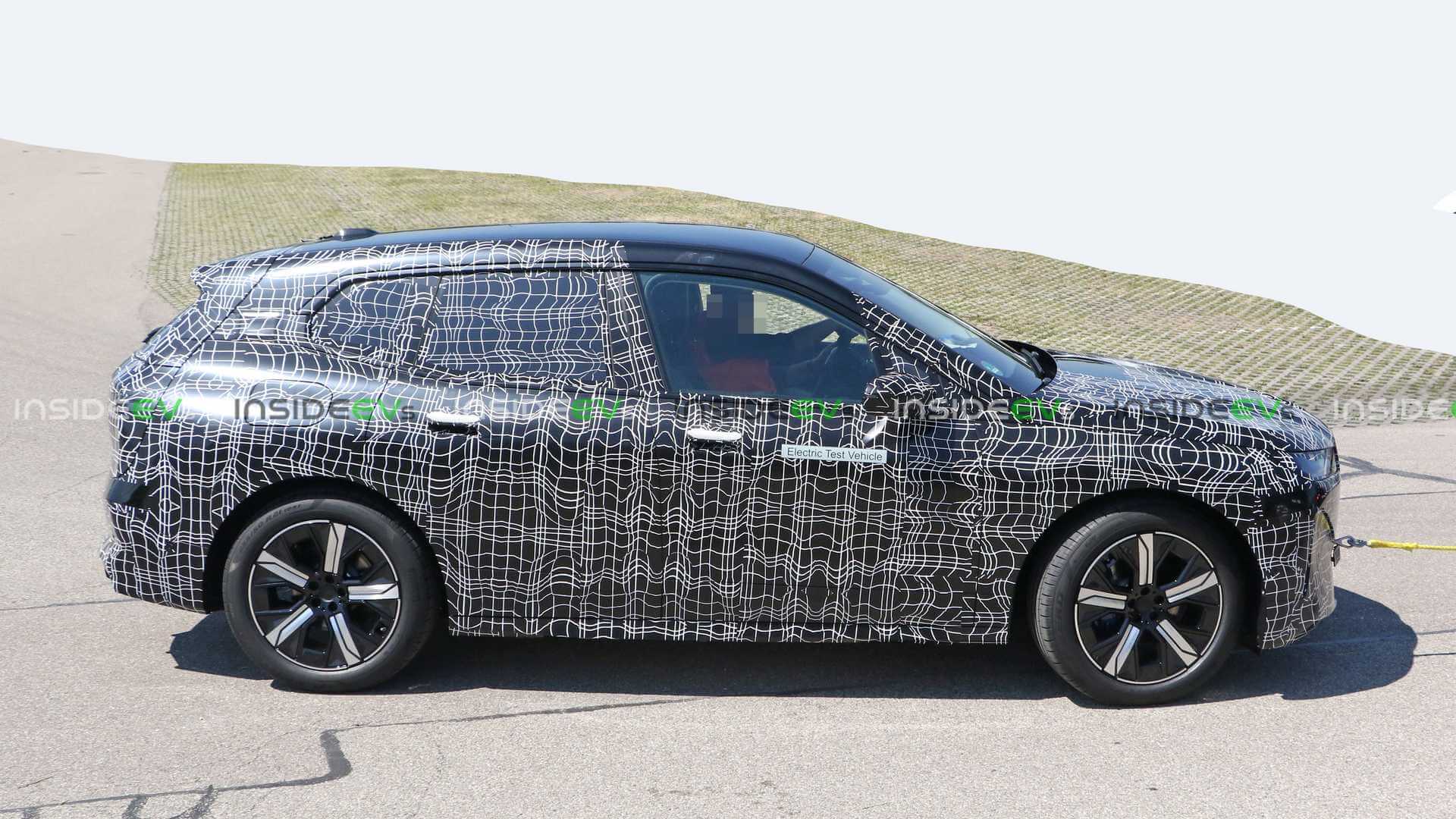 Электрический кроссовер BMW iNext на тестах