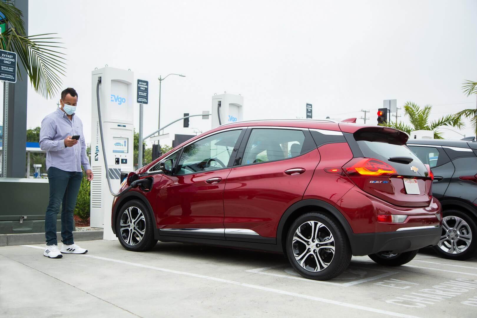 GM и EVgo планируют расширить сеть быстрой зарядки для электромобилей