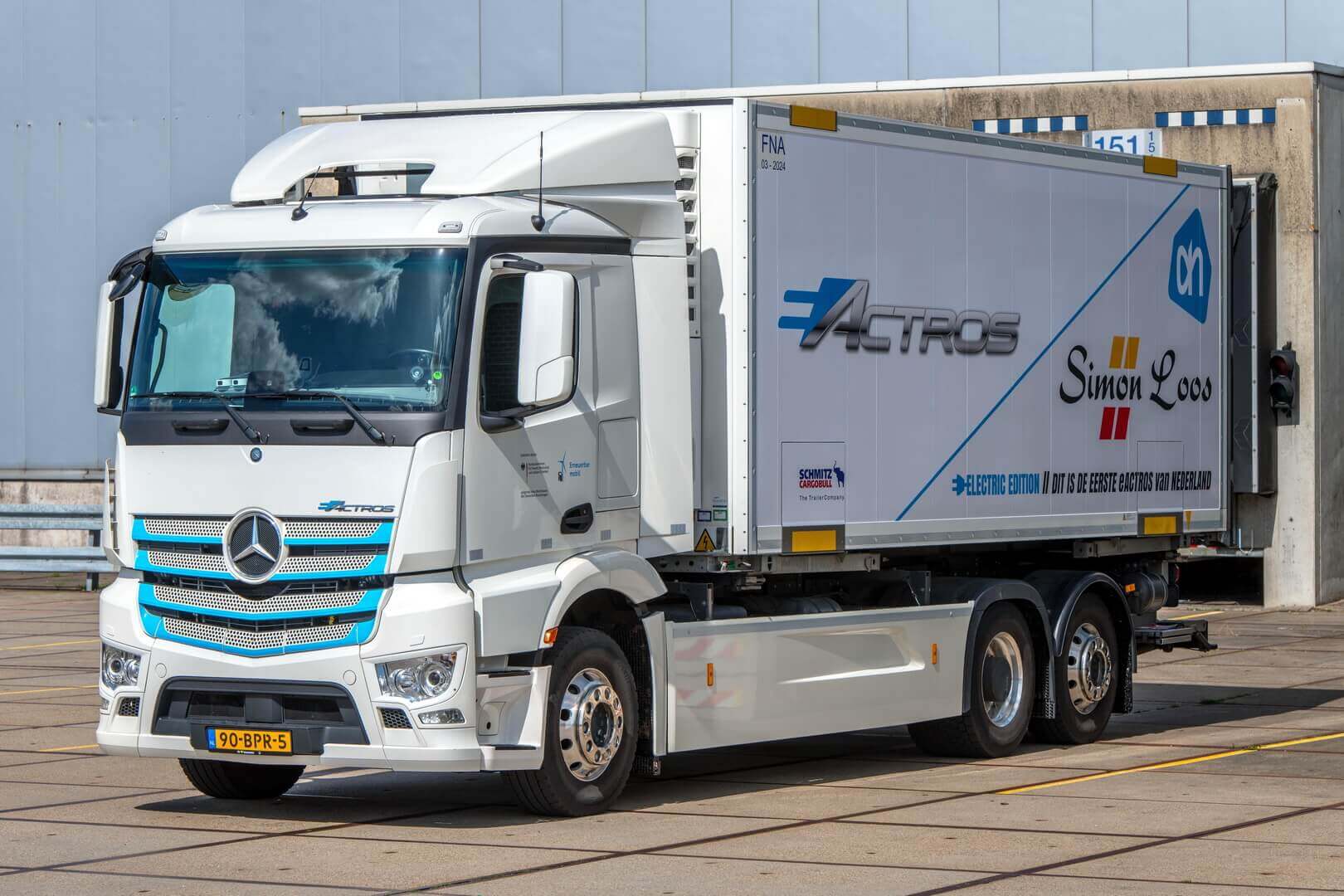 Электрический грузовик Mercedes-Benz eActros