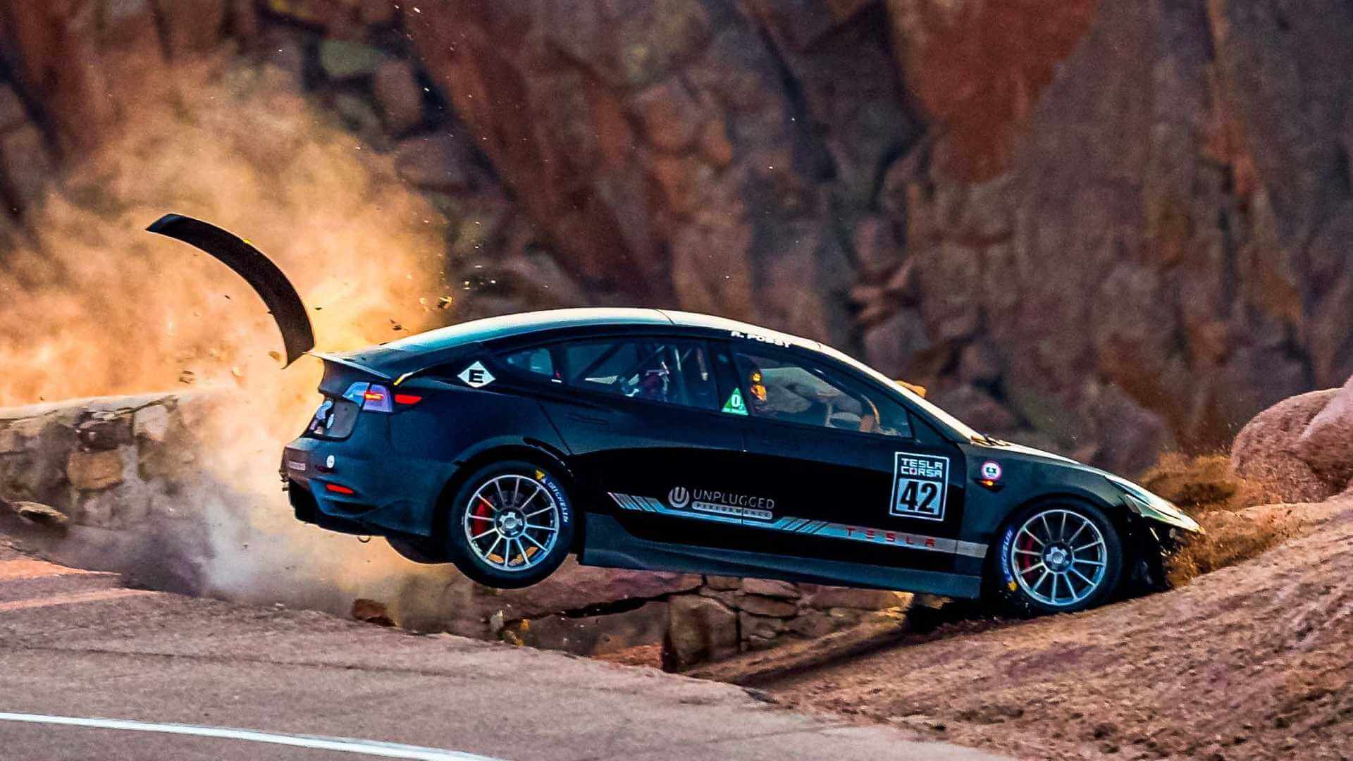 Тюнингованная Tesla Model 3 от Unplugged Performance попала в аварию на Pikes Peak
