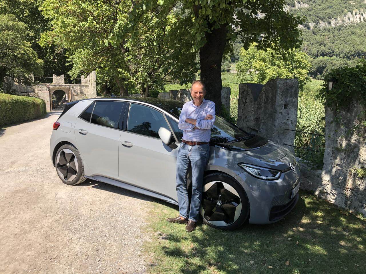 Генеральный директор Volkswagen Герберт Дисс возле электромобиля ID.3