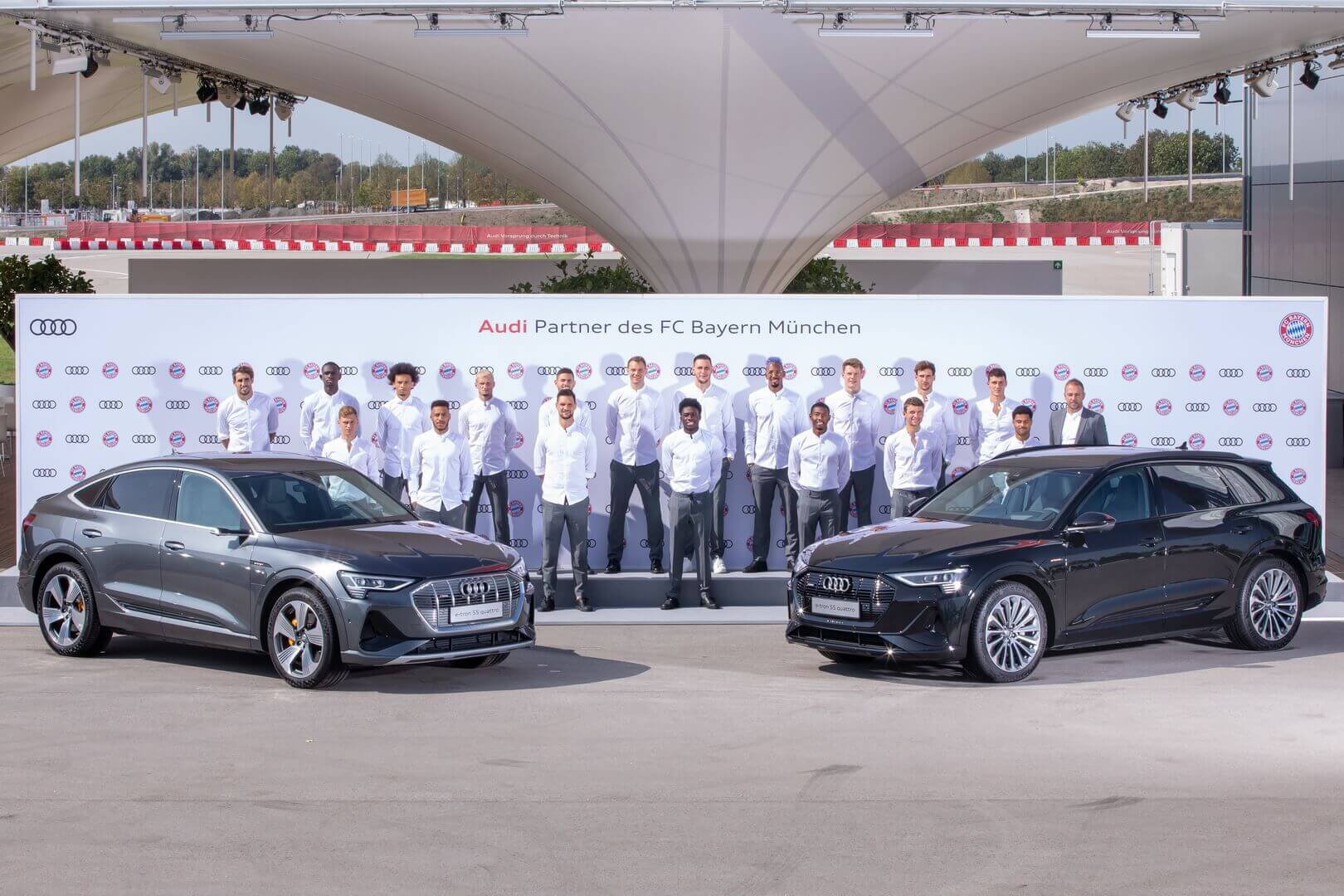 Audi передала игрокам ФК «Бавария» 19 электромобилей e-tron