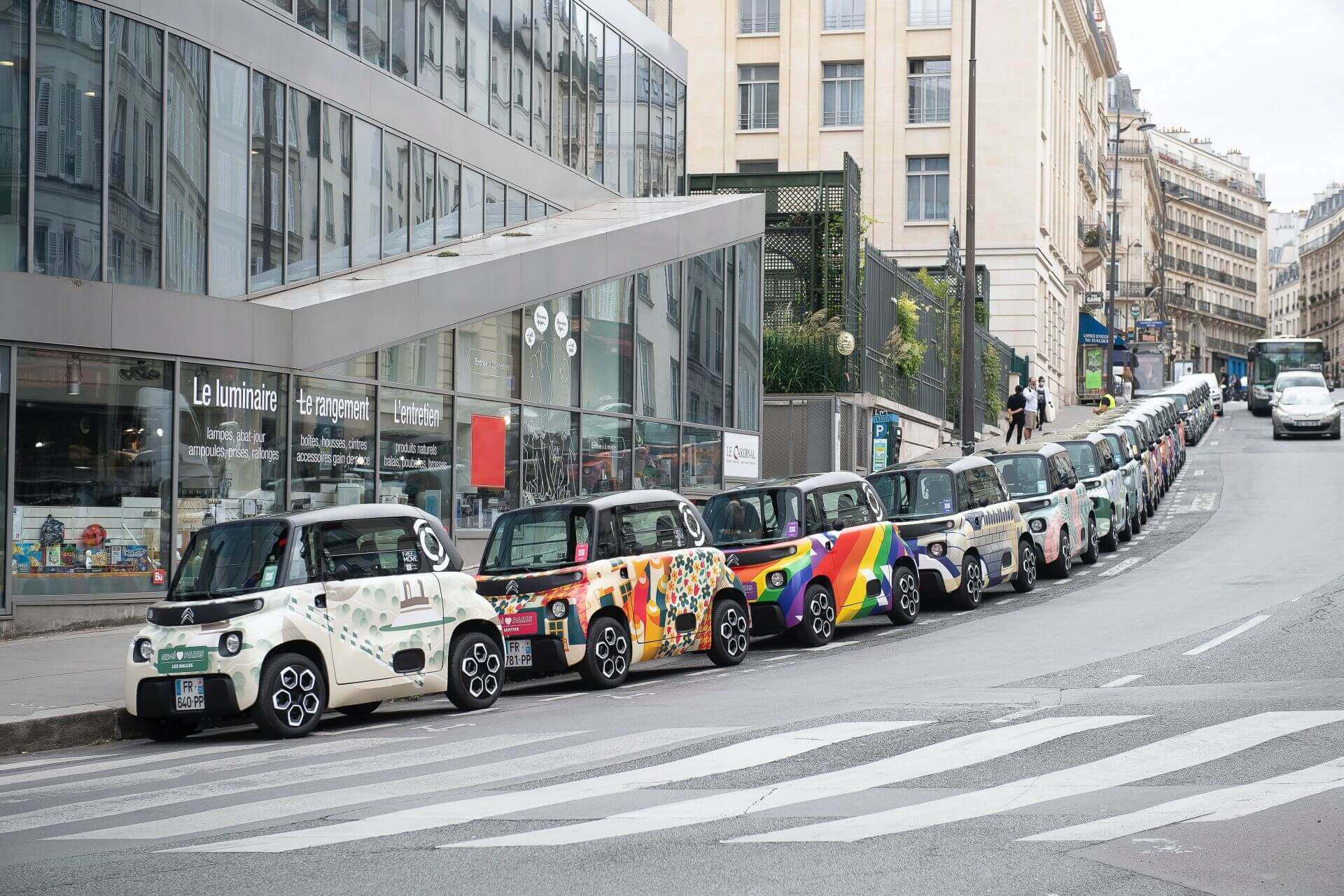 Крошечный Citroën Ami пополнил парк автомобилей Free2Move в Париже, представив 20 нестандартных раскрасок кузова