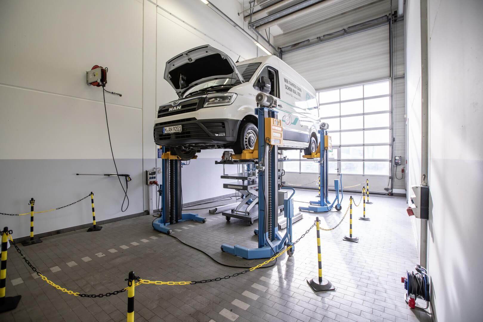 Сервис электромобилей. Оборудование для ремонта и сервиса электромобилей. Сервис электромобилей. Сервис электромобилей. Электромобиль сервис.