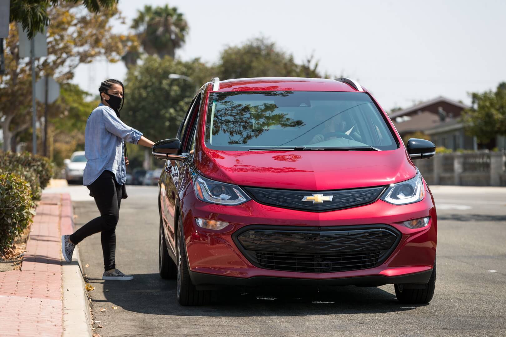GM советует владельцам электромобилей Chevrolet Bolt парковаться в 15 метрах от других автомобилей на случай возгорания аккумулятора
