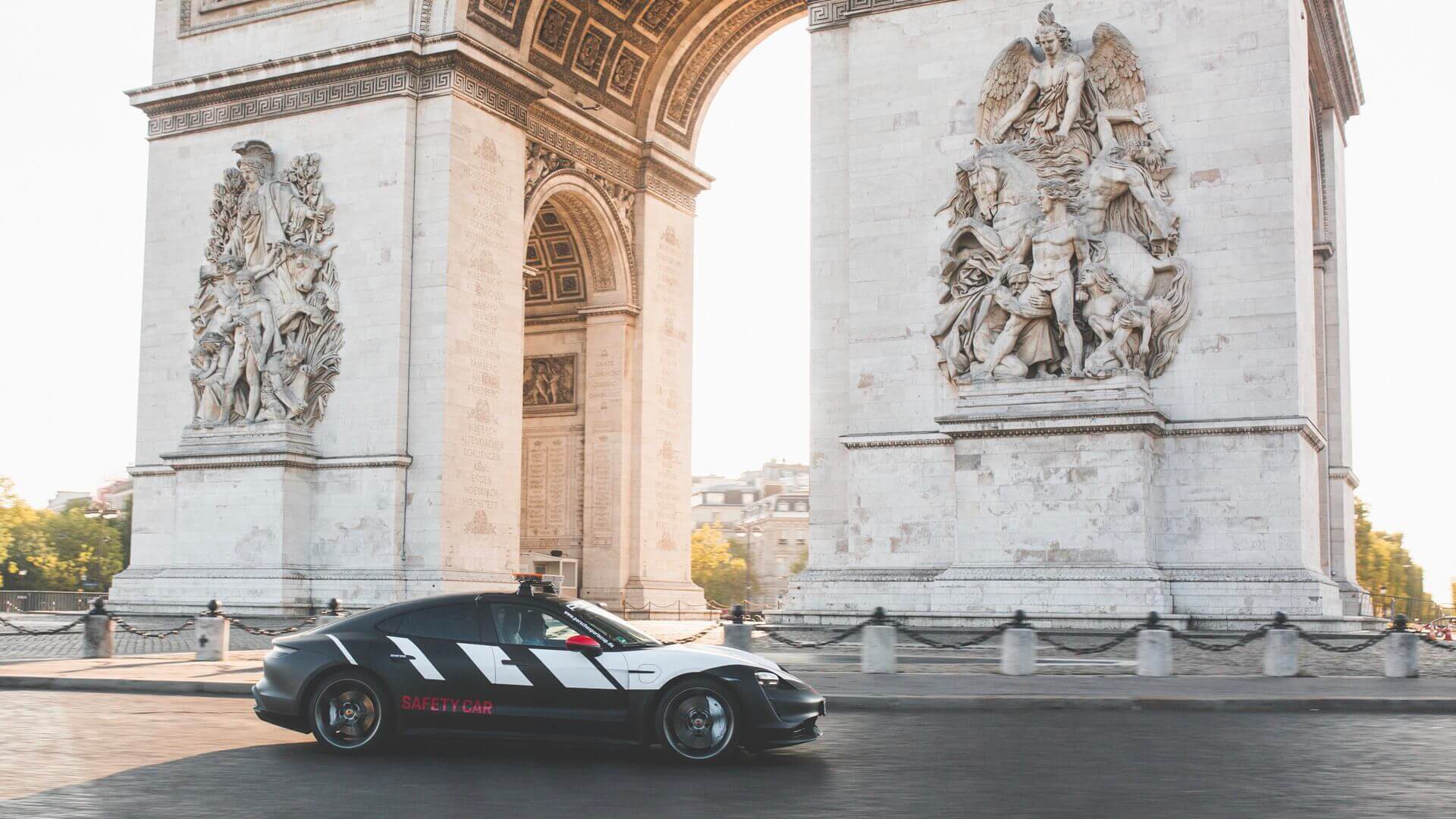Новая машина безопасности от Porsche проехала по Франции, чтобы выполнить свою первую миссию