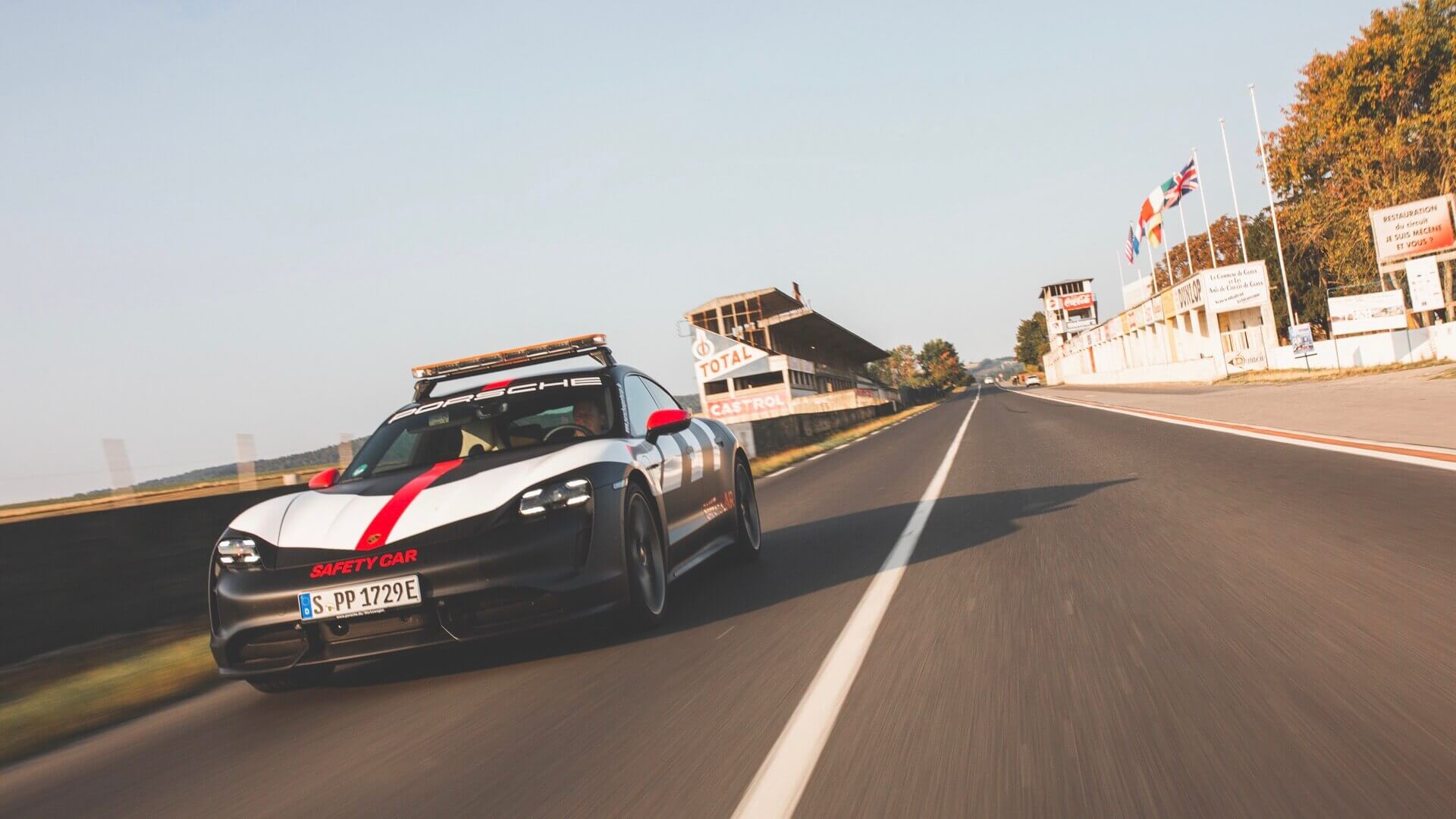 Porsche Taycan Turbo используется в качестве машины безопасности на чемпионате Porsche Carrera Cup в Германии