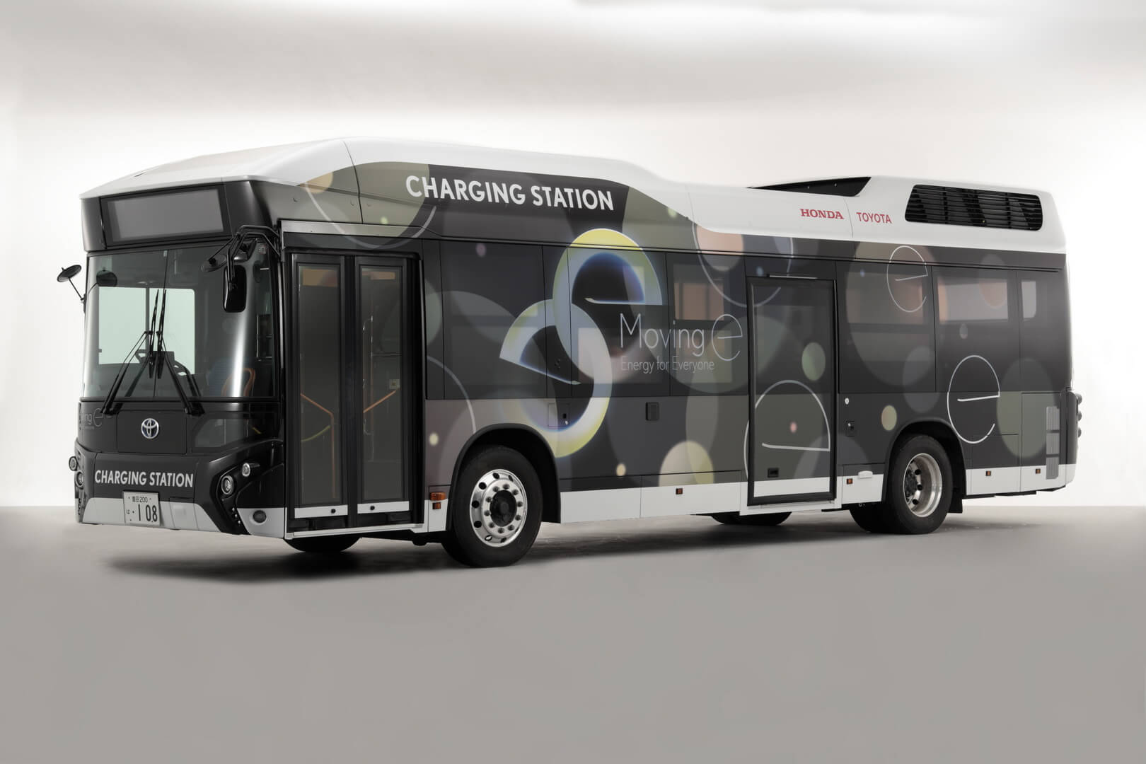 Автобус-зарядная станция Toyota на топливных элементах