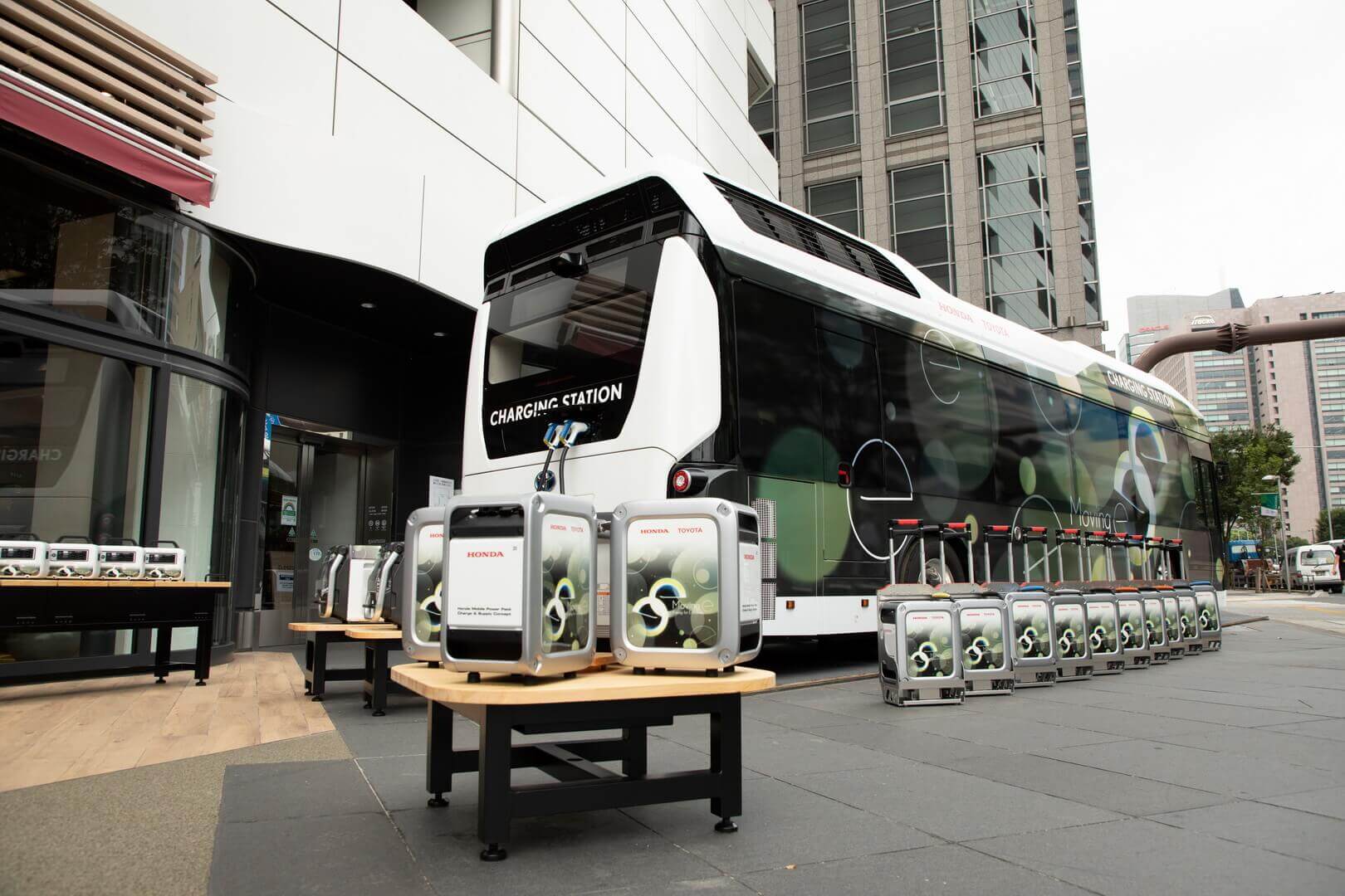 Toyota и Honda представили водородный автобус с системой выработки электроэнергии Moving e