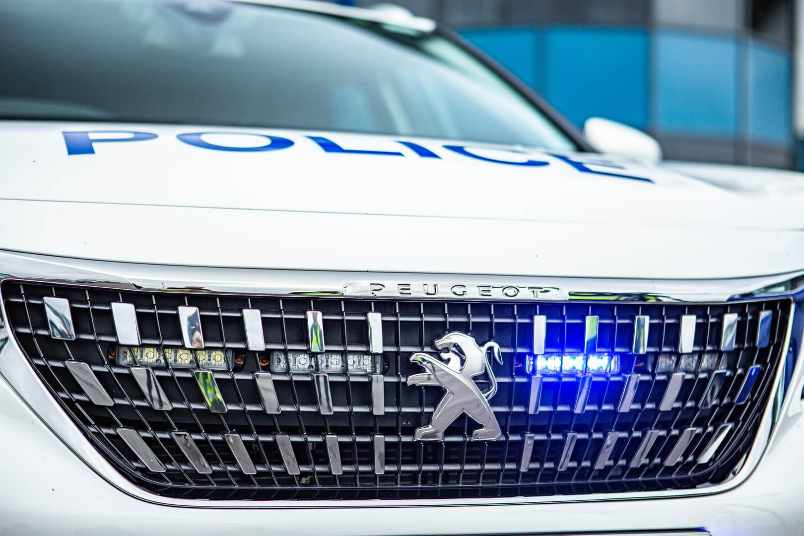 Peugeot поставила британской полиции и пожарным 81 электромобиль