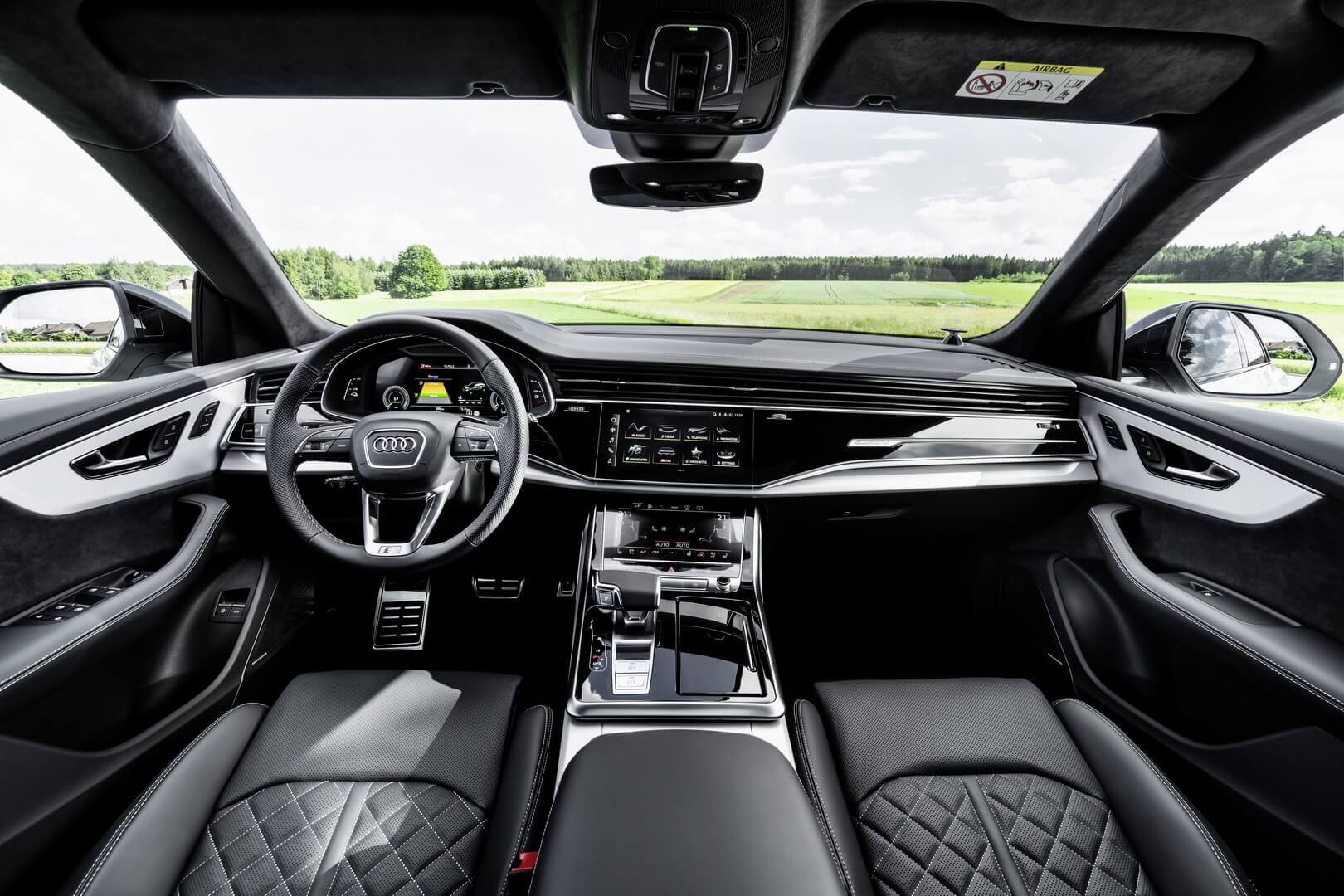 Интерьер плагин-гибрида Audi Q8 TFSI e quattro