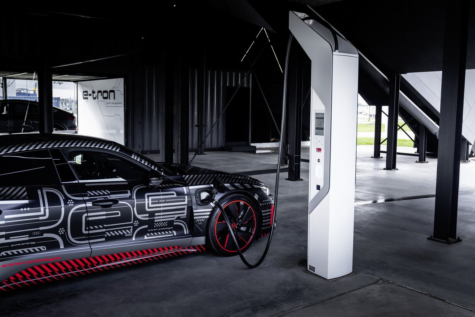 Audi e-tron GT будет первым электрокаром компании немецкого производства