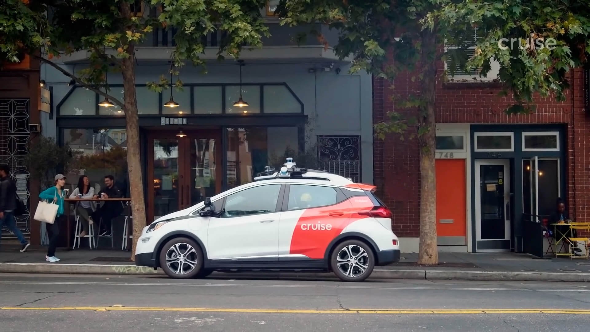 Полностью автономный электрический автомобиль без рулевого колеса и педалей Cruise на базе Chevrolet Bolt на улицах Сан-Франциско