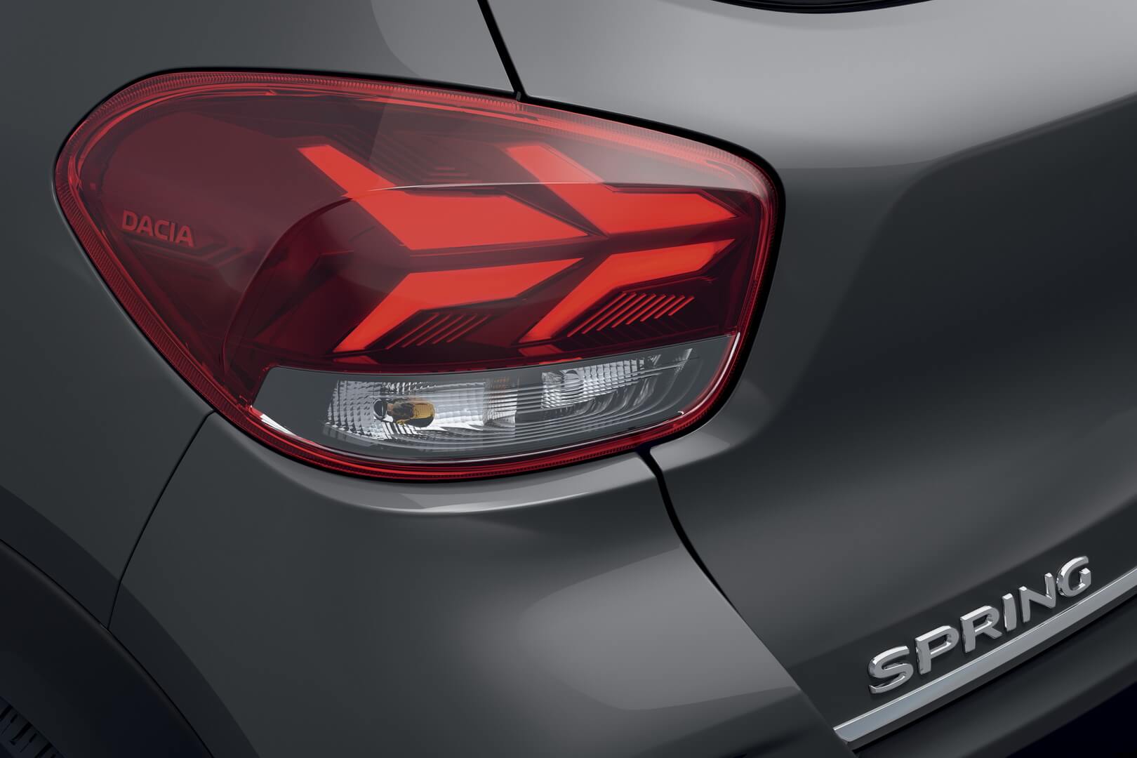 Задние фонари оснащены новой светодиодной подсветкой Dacia Y-образной формы