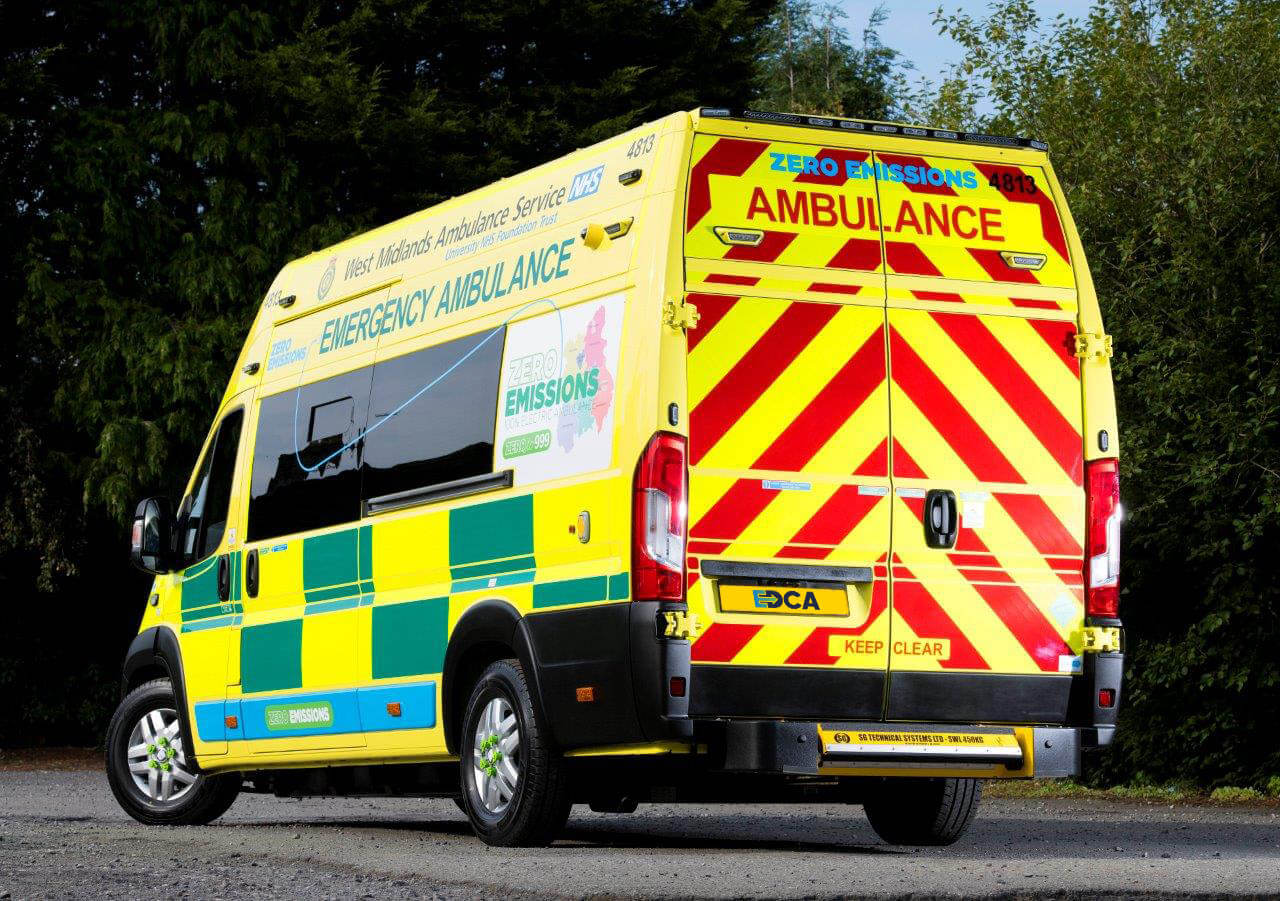 В Великобритании представили полностью электрическую машину скорой помощи