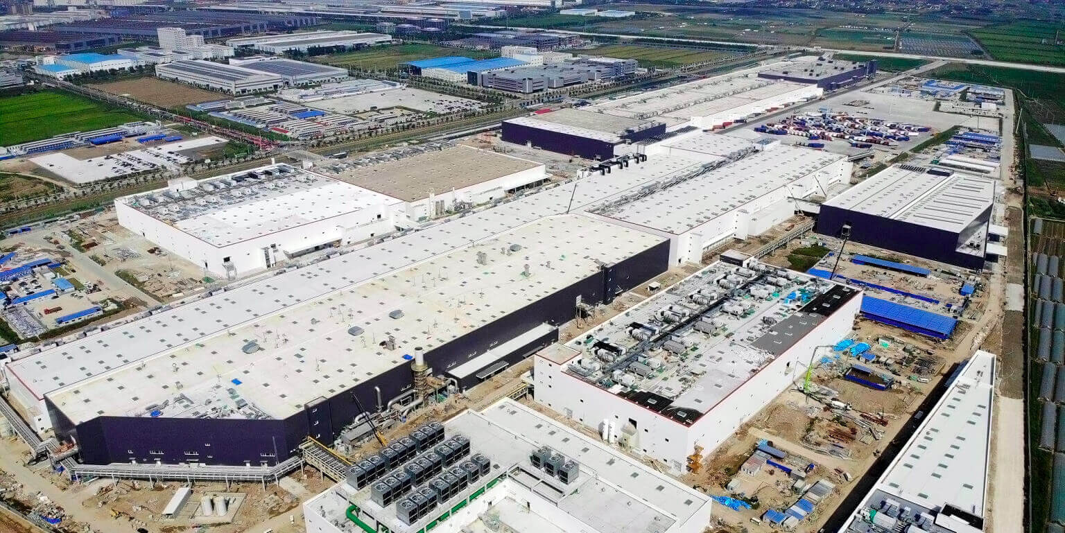 Tesla Giga Shanghai – на переднем плане завод Model Y, на заднем плане завод Model 3