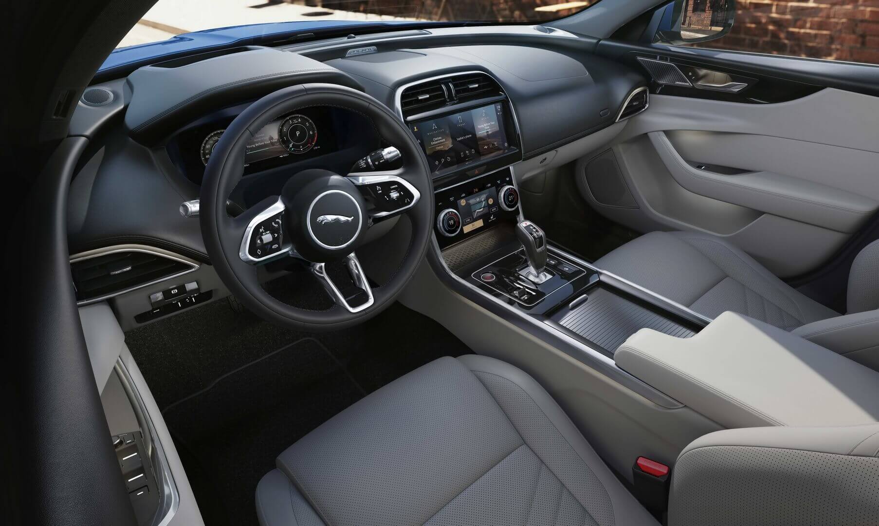 Интерьер седана Jaguar XE