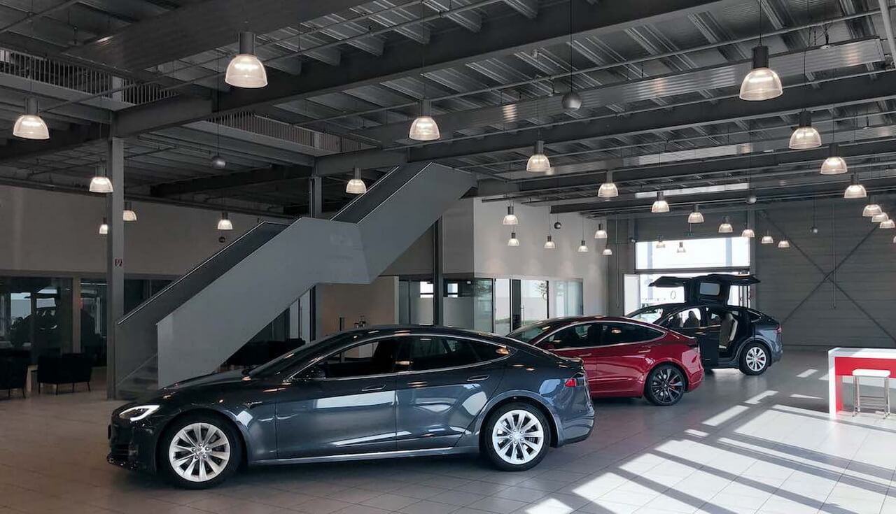 В Германии открылся крупнейший в стране центр продаж и обслуживания электромобилей Tesla