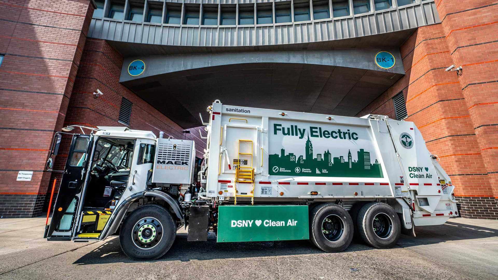 Электрический мусоровоз Mack LR Electric приступил к работе в Нью-Йорке