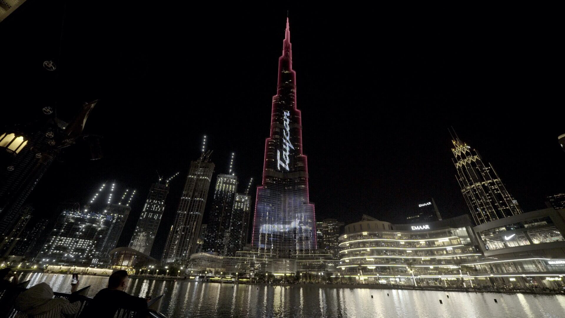 Porsche превратила фасад 828-метрового небоскреба Бурдж-Халифа в Дубае в гигантский цифровой рекламный щит