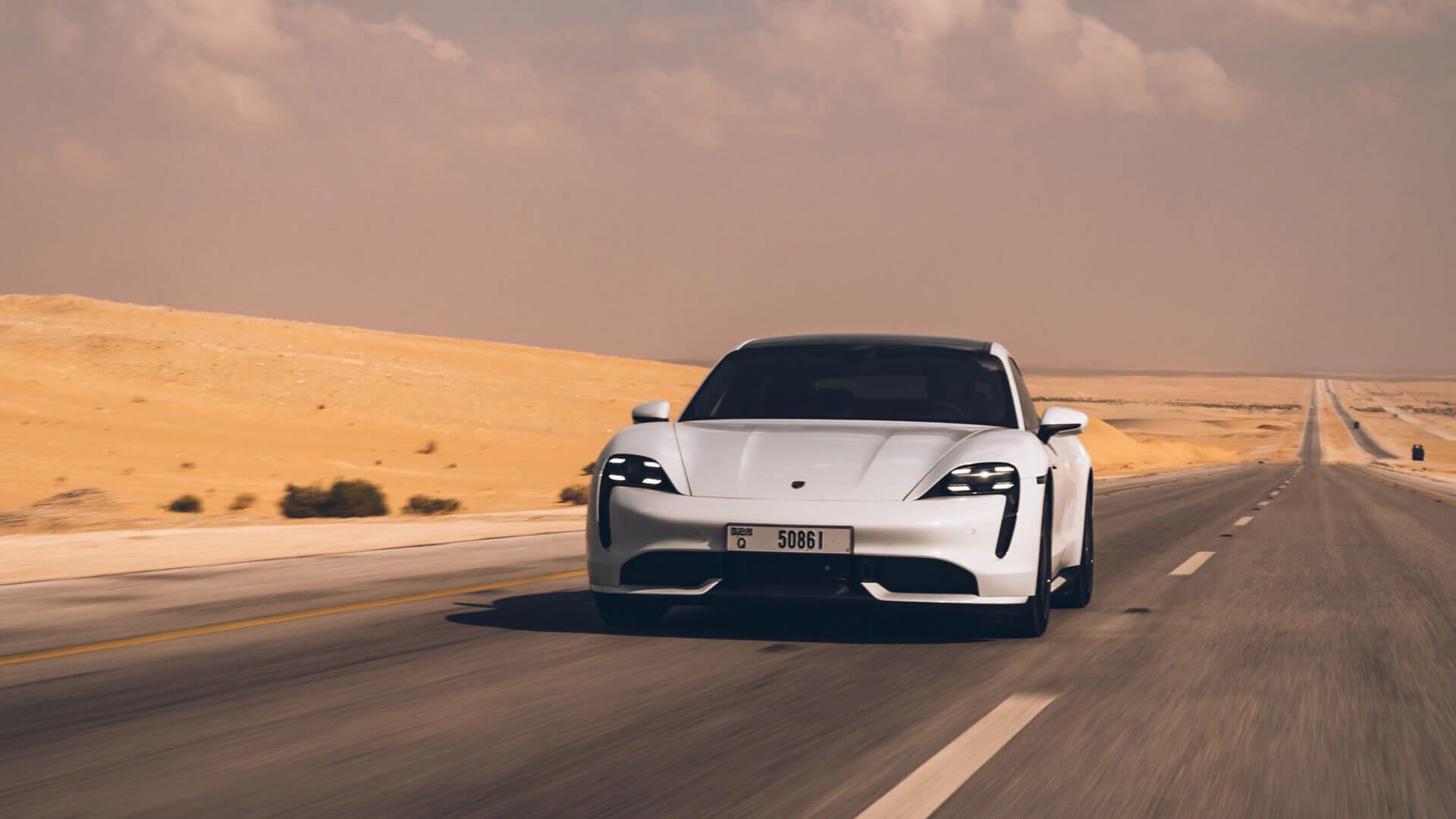 Porsche эффектно выводит электрический Taycan на рынок ОАЭ