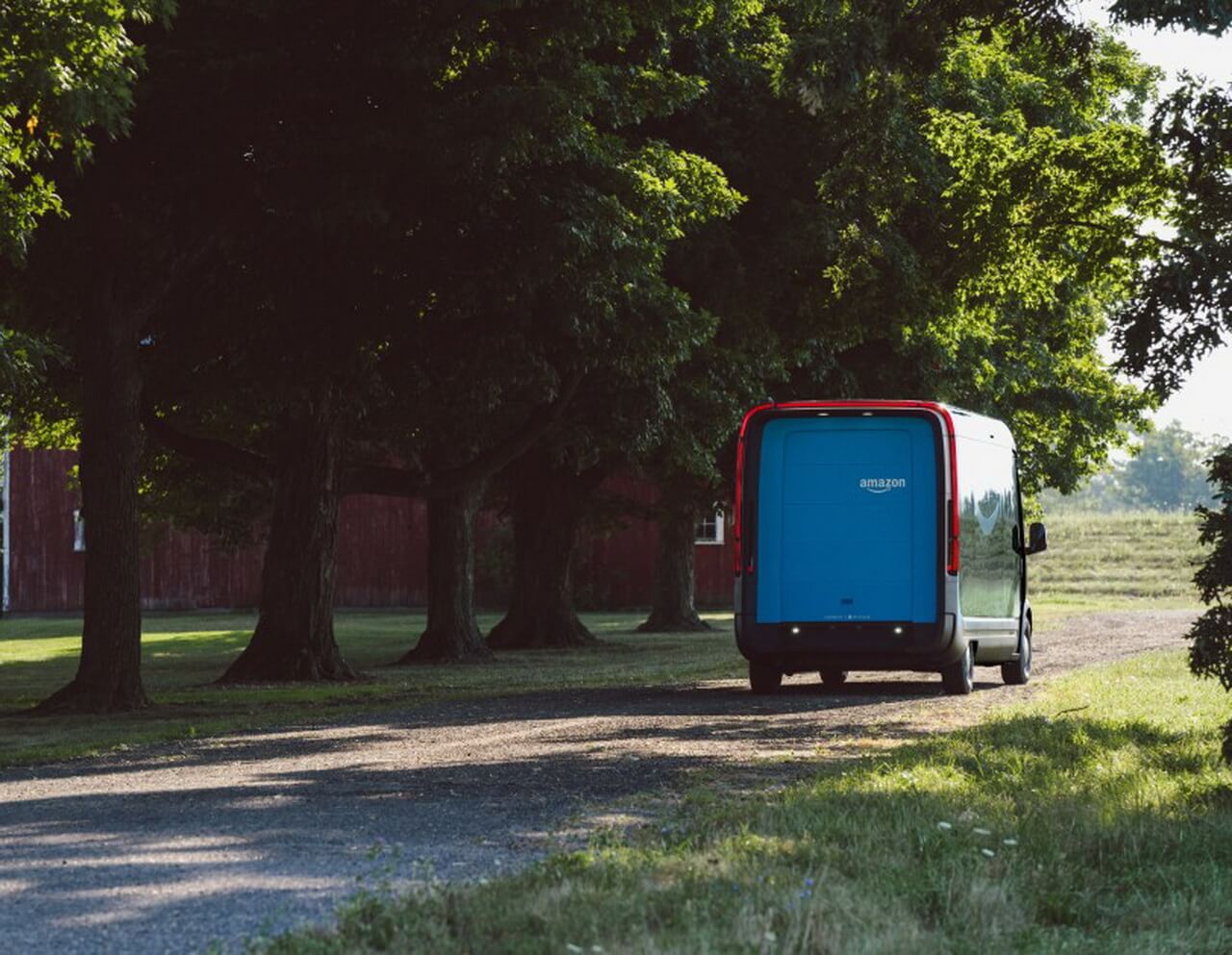 Первый электрический фургон Amazon для доставки товаров, разработанный в партнерстве с Rivian