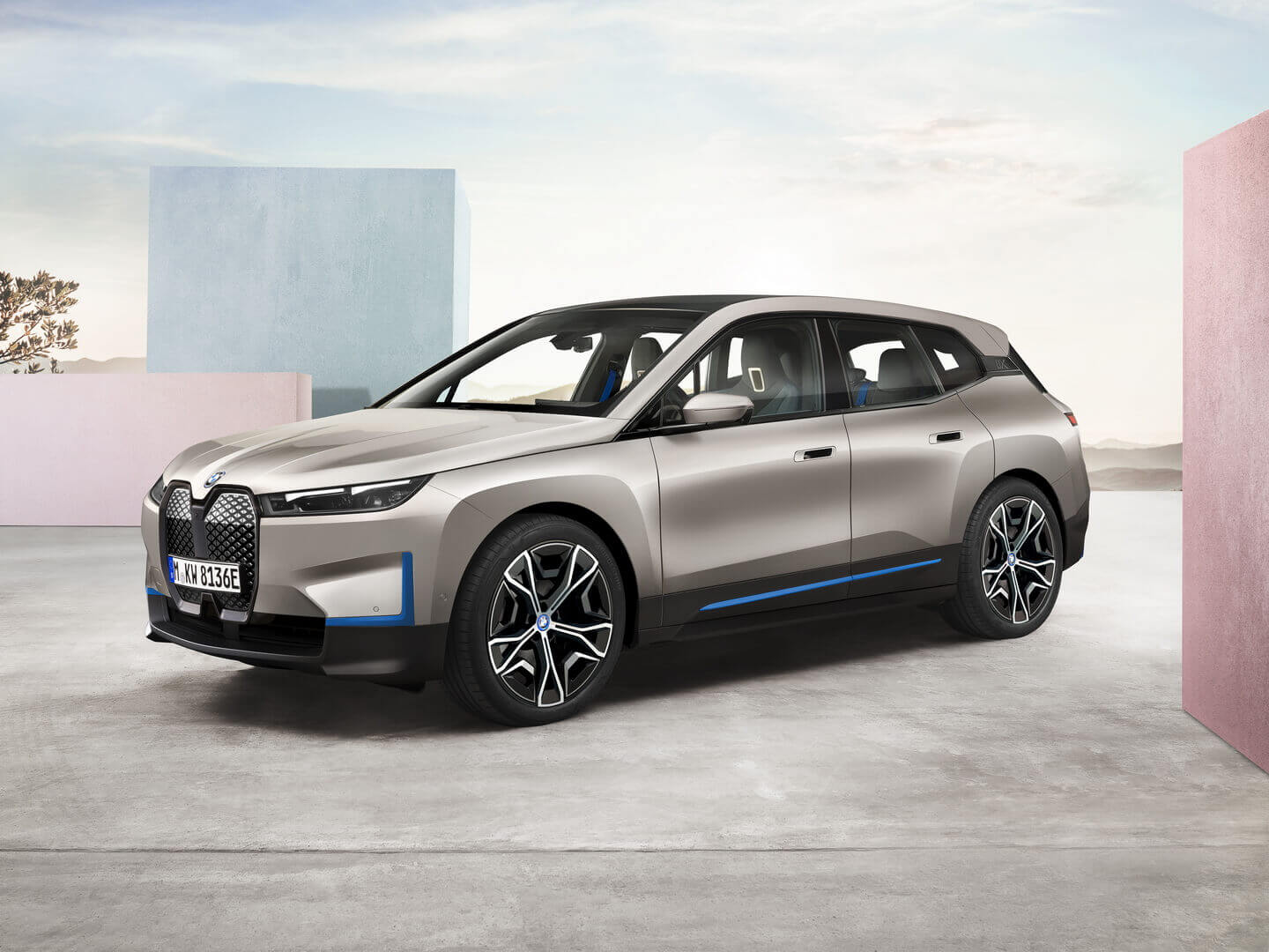 BMW представляет электрический внедорожник iX с запасом хода более 600 км