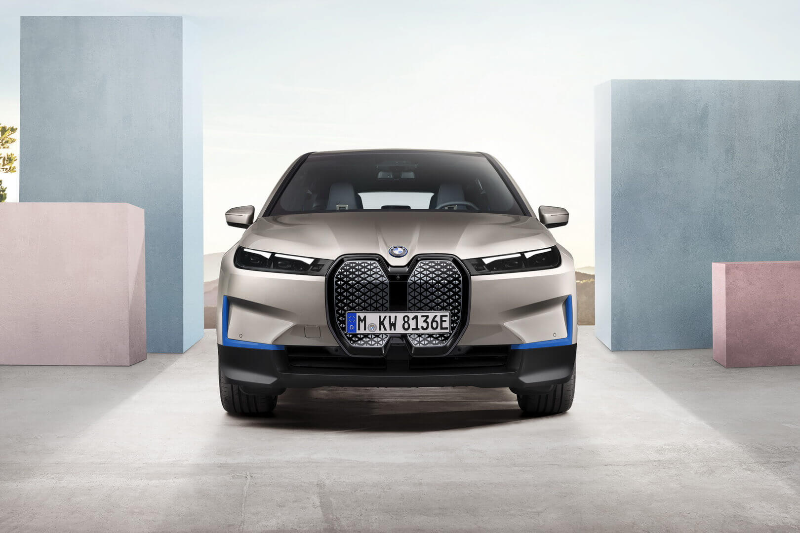BMW iX: первый электрический внедорожник бренда и флагман новых технологий