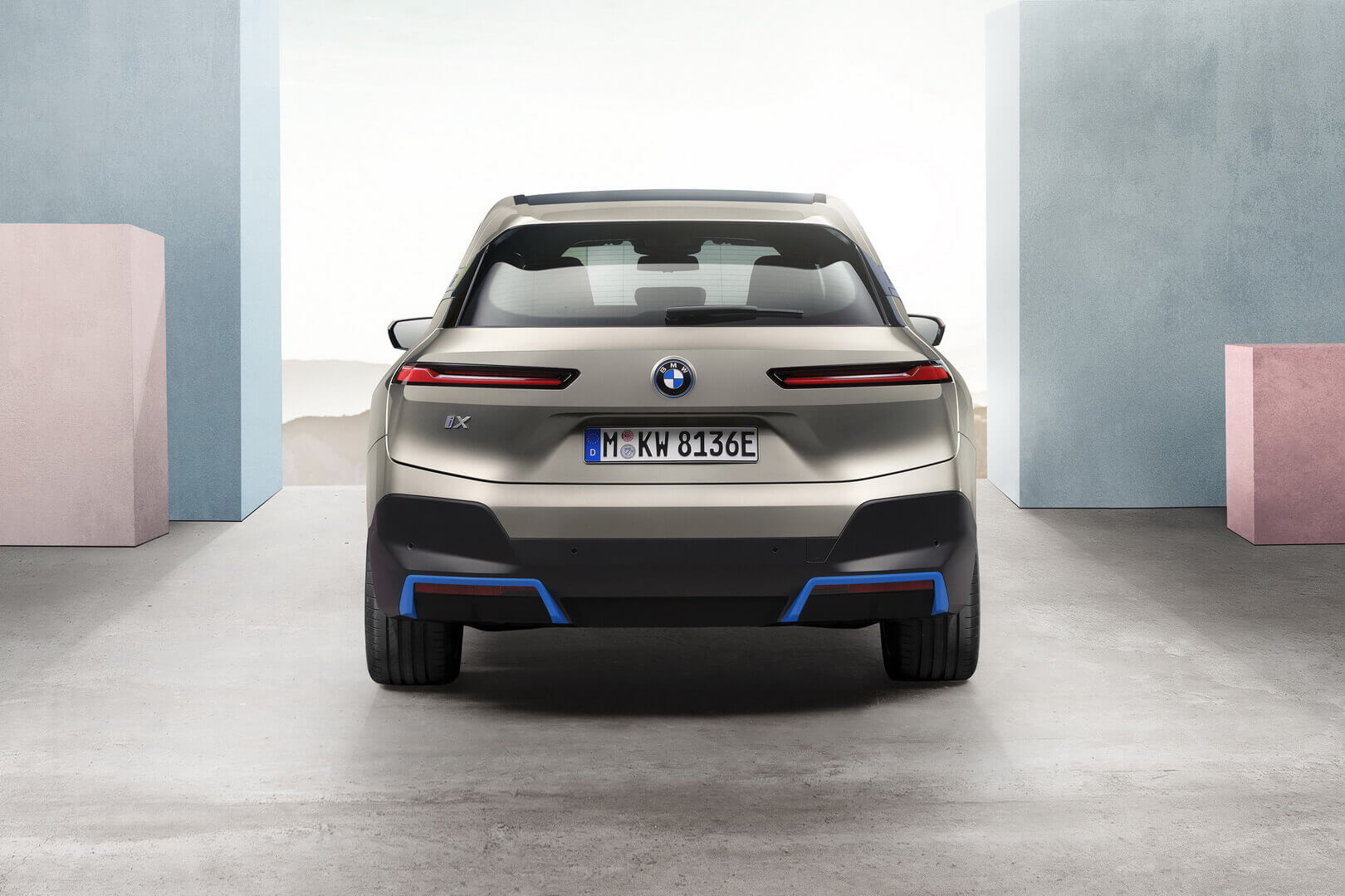 Премиальный электрический внедорожник BMW iX