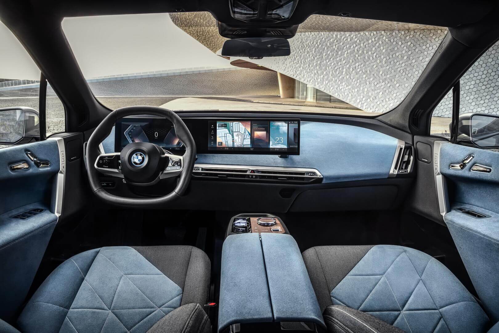 Интерьер салона электрического внедорожника BMW iX