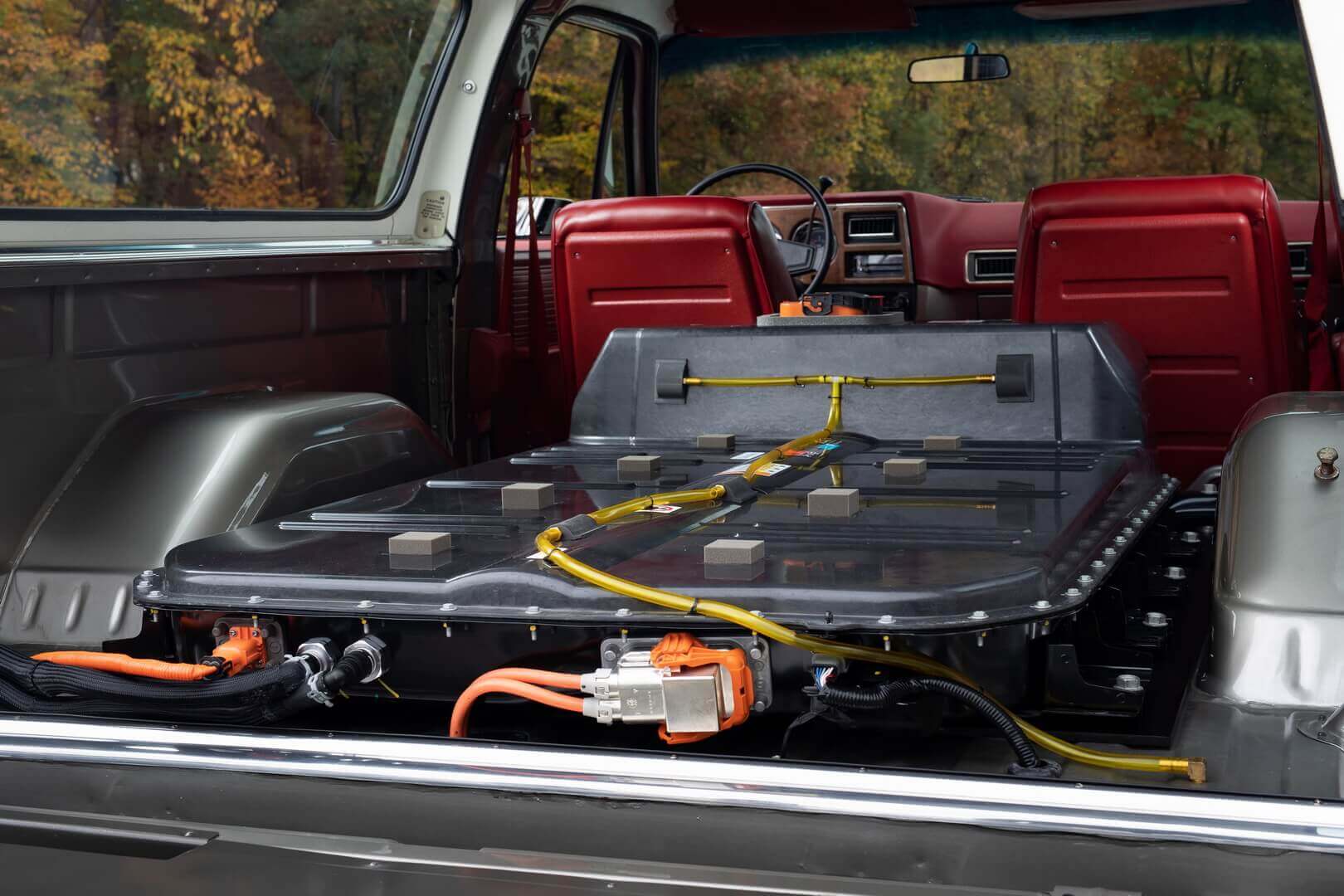 Аккумуляторная батарея от Chevy Bolt EV в грузовом отсеке