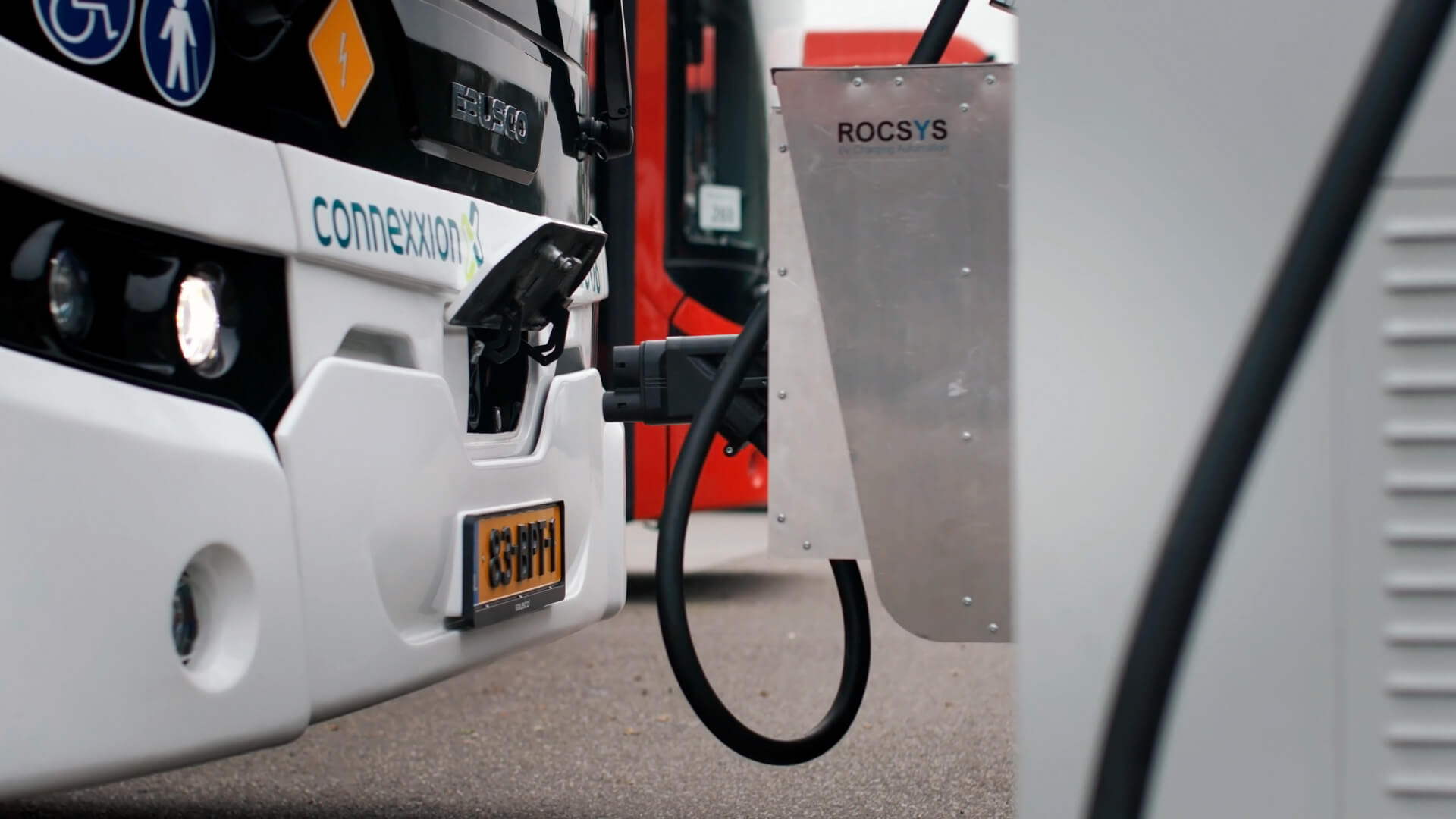 Ebusco автоматизирует зарядку электробусов с помощью робота 