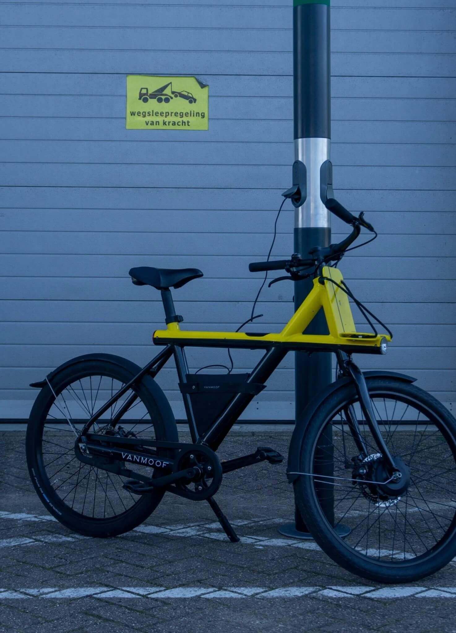Пепельницы на вокзалах Нидерландов заменяют зарядкой для велосипедов