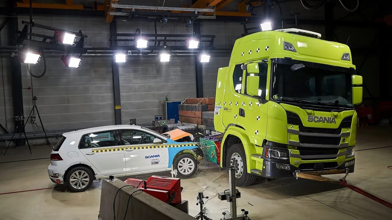 Первый краш-тест электрического грузовика Scania