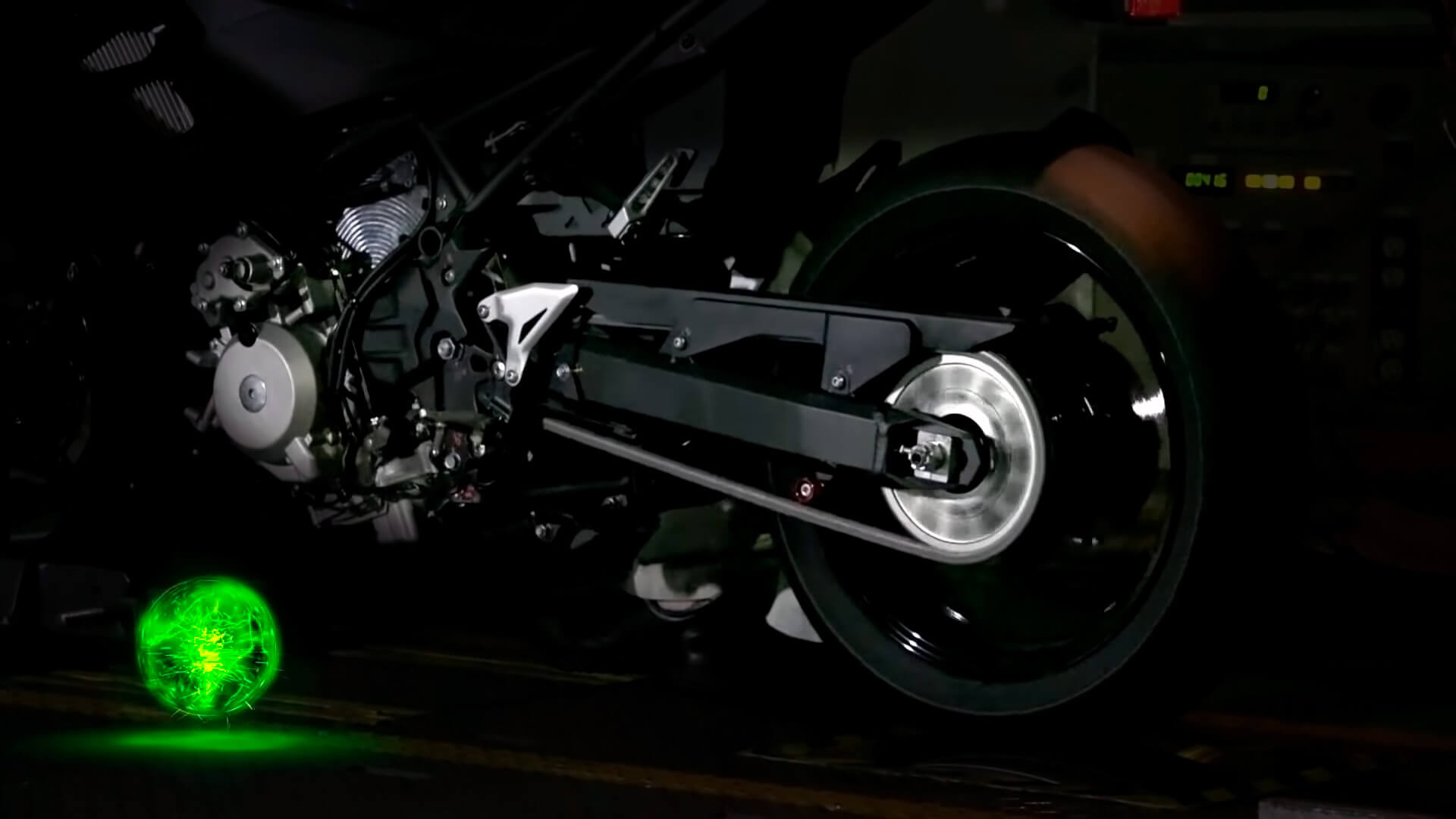Kawasaki продемонстрировал свое видение гибридного мотоцикла вместе с рабочим прототипом на динамометрическом стенде
